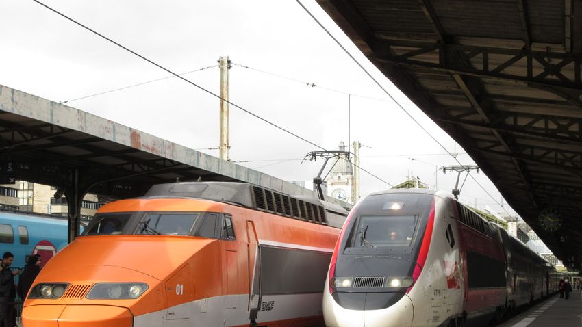 Elképesztő sebességgel száguldó vonat orrában rejtőztek el a migránsok + videó