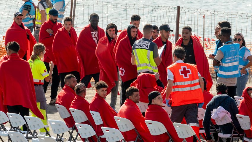 Az EU határait ostromolták az illegális bevándorlók + videó