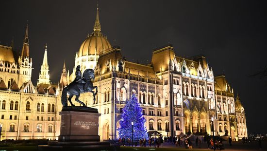 Az ország karácsonyfája hétfőn érkezik a Kossuth Lajos térre