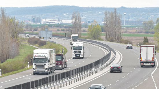 Péntektől már vásárolhatunk jövő évi autópálya-matricákat