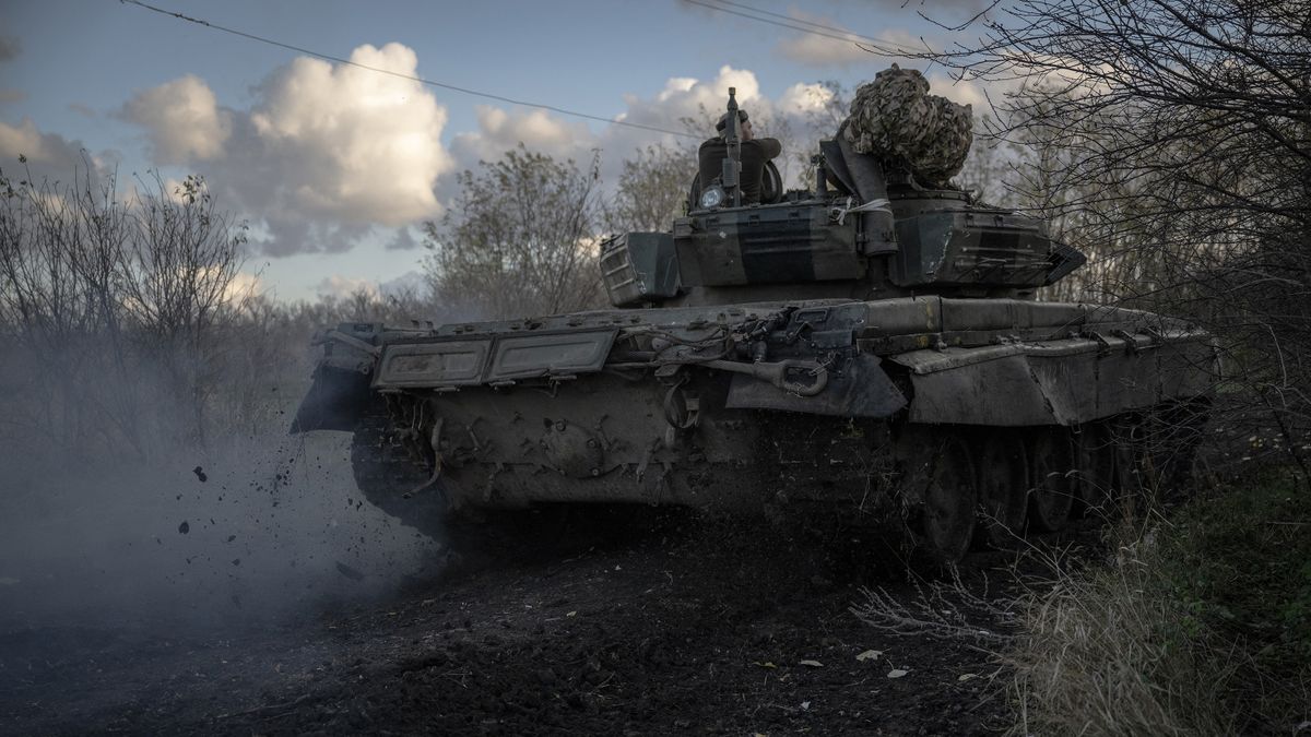 Percek alatt válik ócskavassá az orosz tank az ukrajnai háborúban + videó