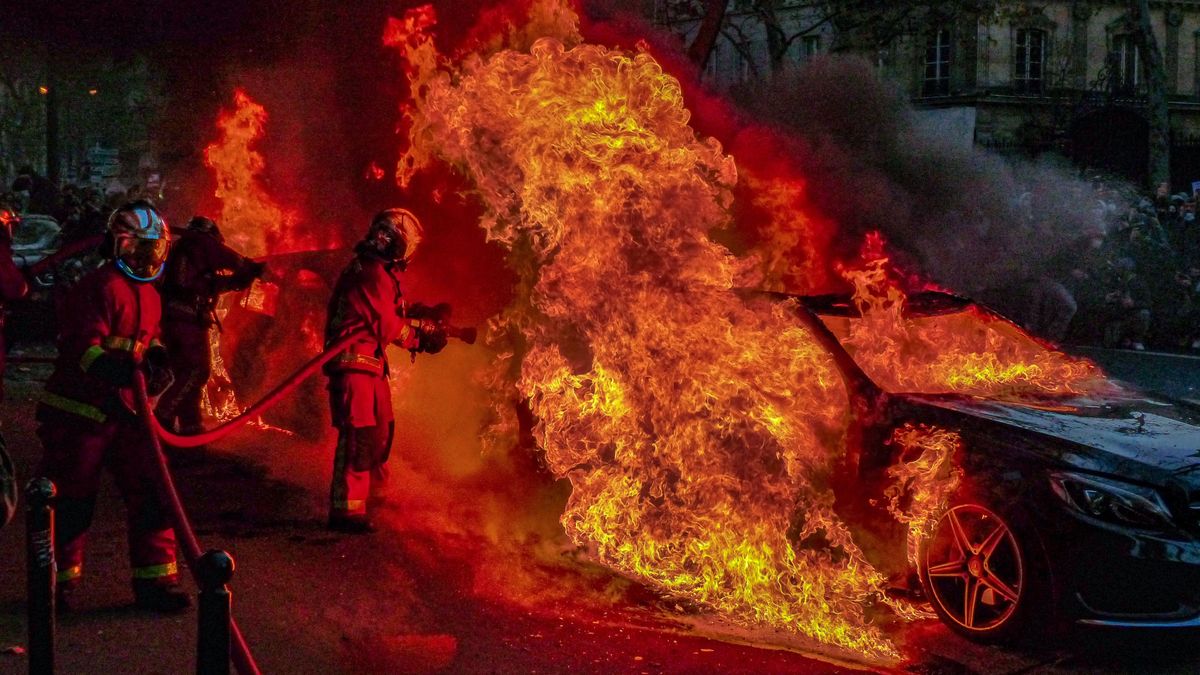 Lángolt egy autó az M6-oson, Záhonynál tíz kilométeres torlódás volt hajnalban