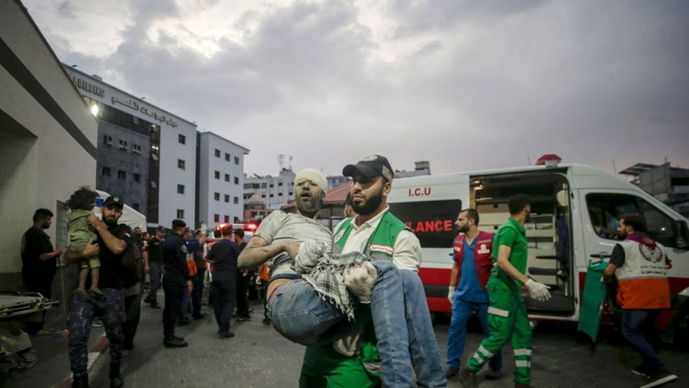 Borítókép: Sebesültet visz palesztin mentő a gázai Sifa kórházba egy izraeli légitámadás után, 2023. október 9-én (Fotó: MTI/EPA/Haiszam Imad)