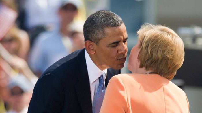 Berlin, der US-amerikanische Präsident Barack Obama küsst am Mittwoch (19.06.13) am vor dem Brandenburger Tor Bundeskan