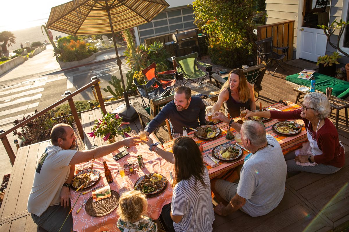 People celebrate with Thanksgiving dinner outside in Hermosa Beach, CA
hálaadás
Lugas