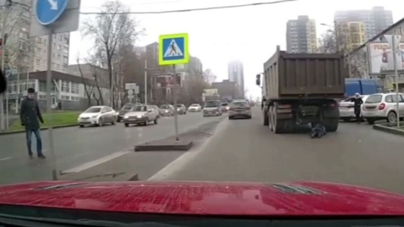 Baleet, idős nőn hajt keresztül egy teherautó Oroszországban. forrás Telegram videó
