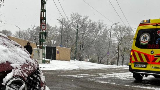 Épphogy esett egy kis hó Budapesten, valaki máris letarolt egy gyermeket szállító mentőautót