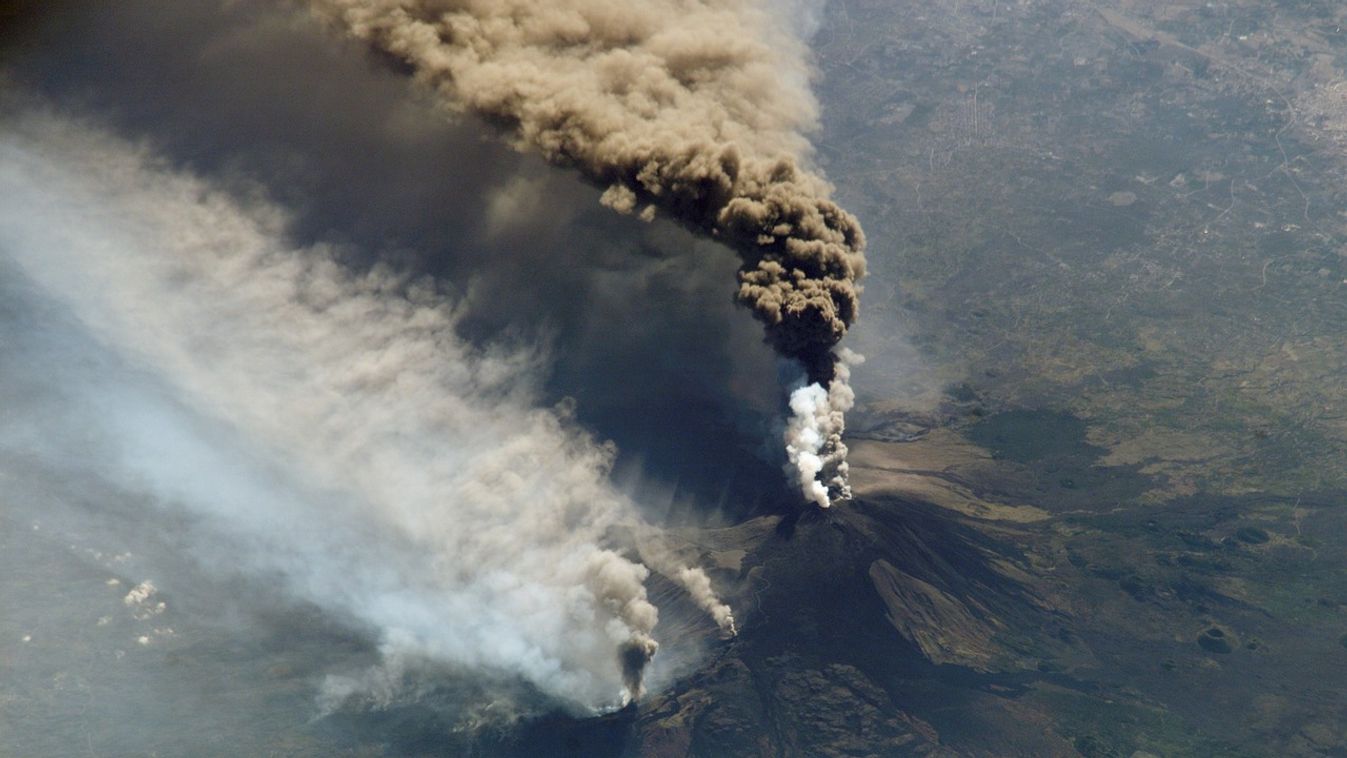 Kitört az Etna, négy és fél kilométer magas füstoszlop keletkezett + videók