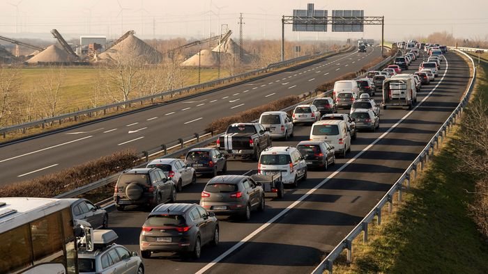 Ma a szokásosnál is nagyobb dugó várható Magyarország forgalmas autópályáján