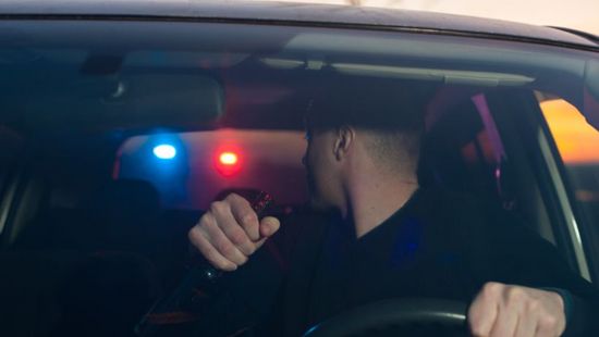 Leugratott a töltésen a rendőrök elől menekülő részeg autós Sárváron, majd gyalog próbált meg elmenekülni a helyszínről