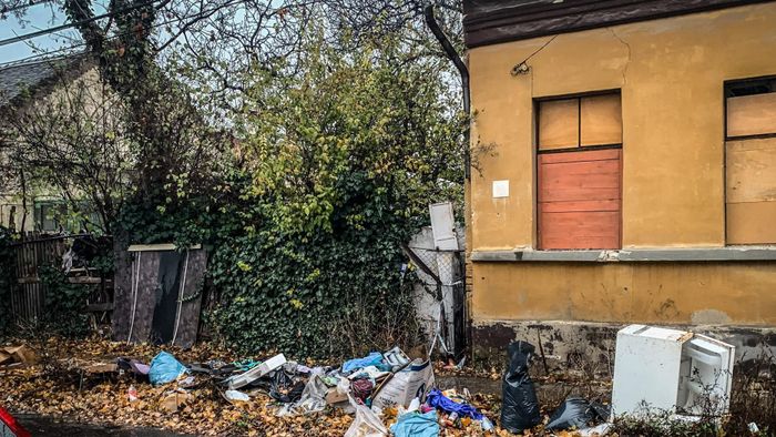 Ismét egy kudarcba fulladt baloldali projekt: a kispesti önkormányzat kitette a balhés bérlőket, de a lomok és a szemét ott maradt utánuk