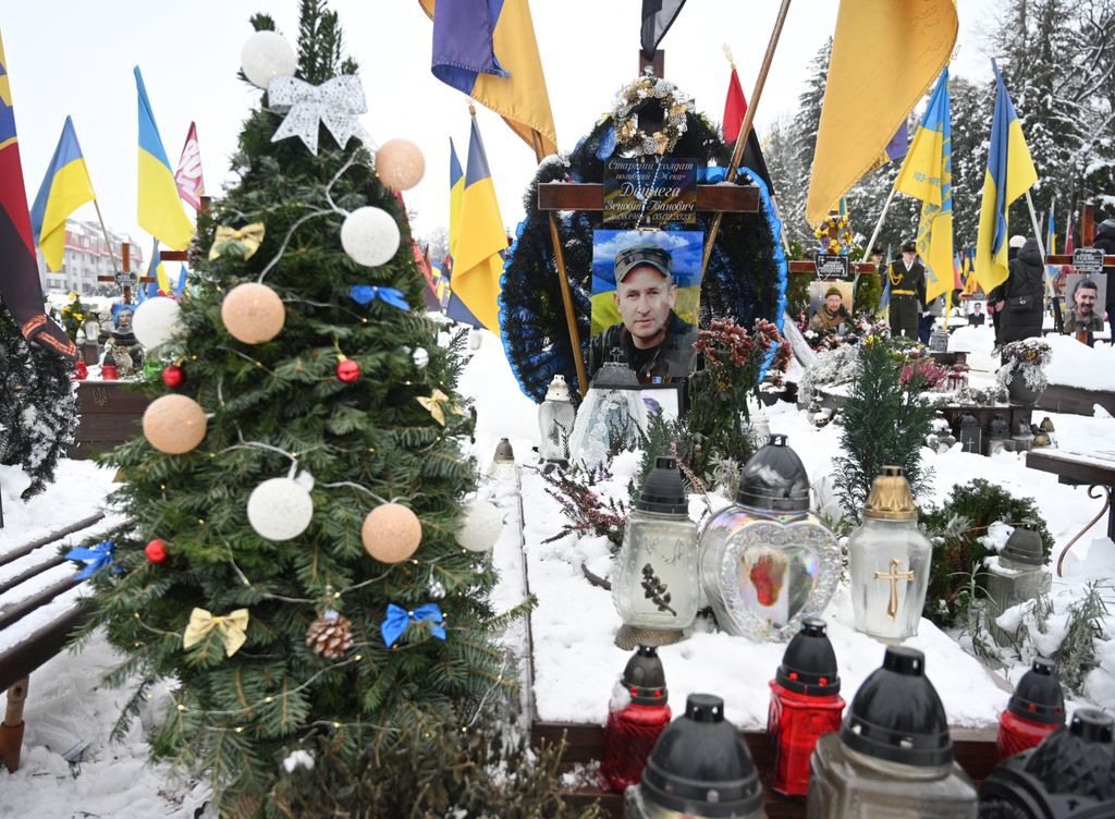 Karácsonyfa egy ukrán katona sírjánál a Licsakivi temetőben