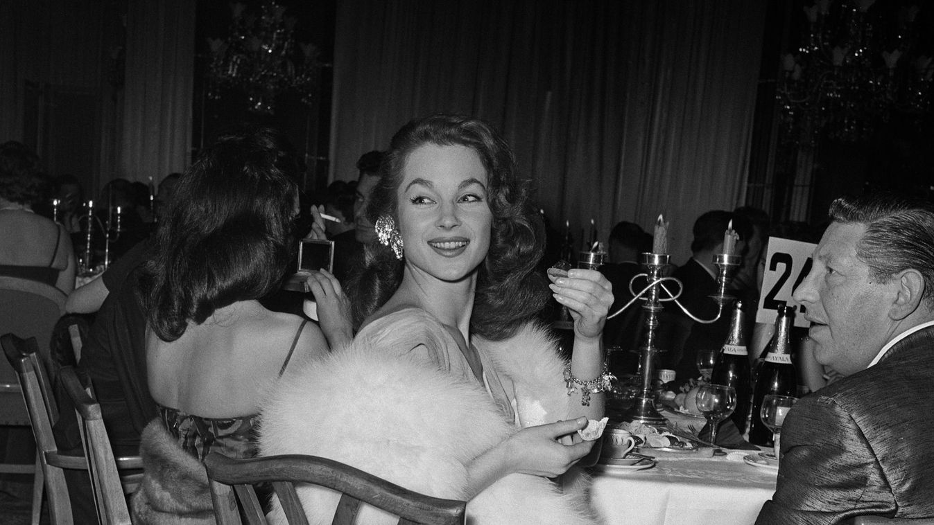 Shirley Anne Field 1958 -ban. 