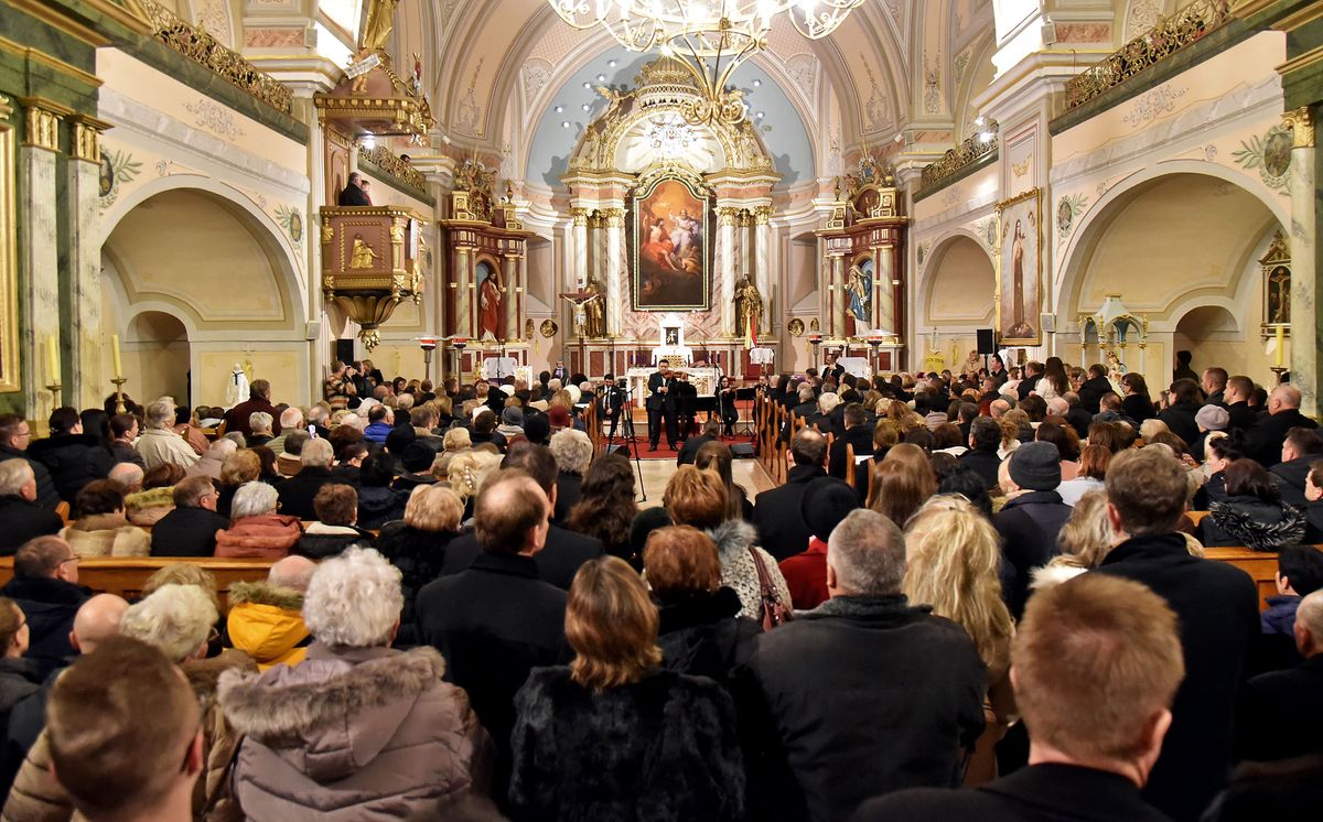 Mága Zoltán koncertjére megtelt a vajdasági templom 
