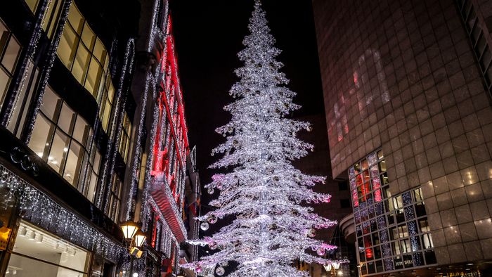 Karácsonyi kivilágítás életképek Karácsony Budapest