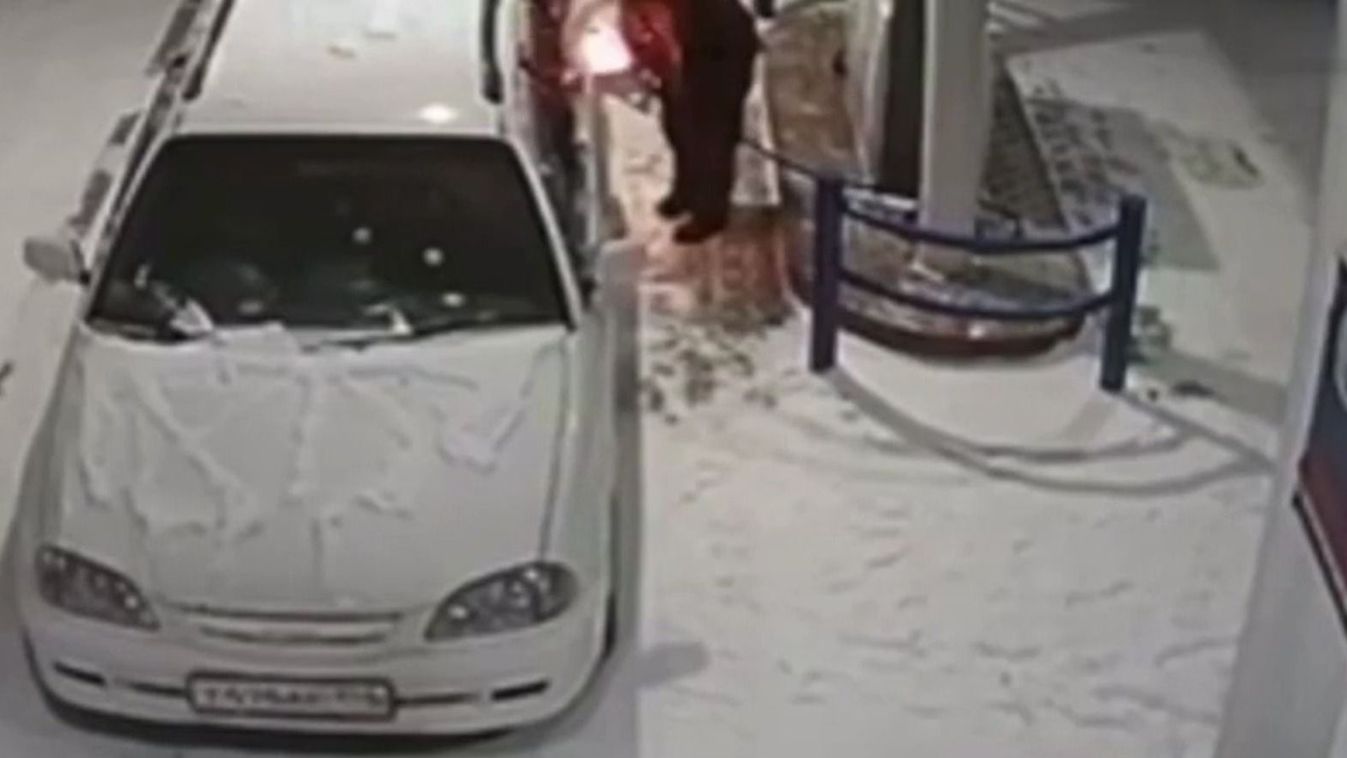 Öngyújtóval ellenőrizte egy ember a benzinszintet Oroszországban. Tűz ütött ki a benzinkúton.
forrás: Telegram