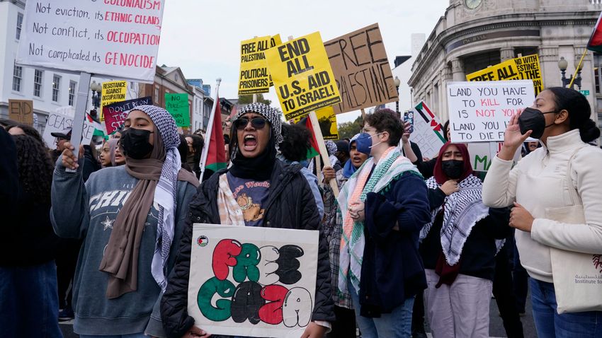 Izrael-ellenes tüntetők rohamoztak meg egy McDonald’s éttermet + videó Izrael-ellenes tüntetők rohamoztak meg egy McDonald’s éttermet + videó