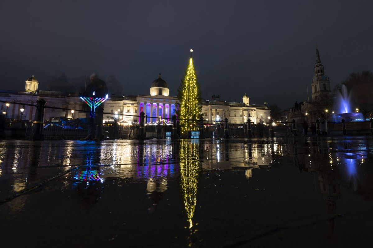 Christmas tree illuminated with a ceremony in London