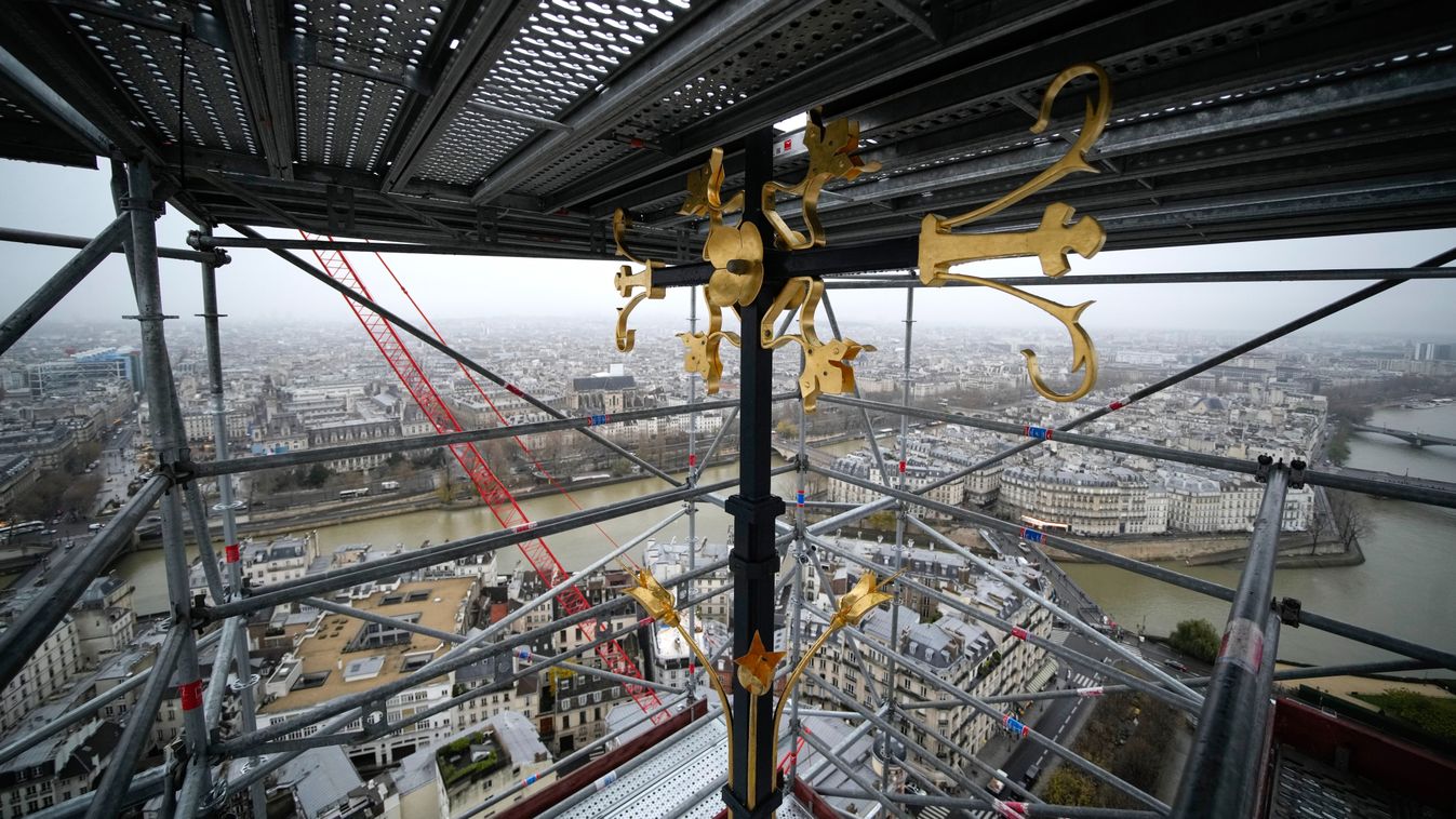 A párizsi Notre-Dame székesegyház huszártornyán lévõ kereszt részlete