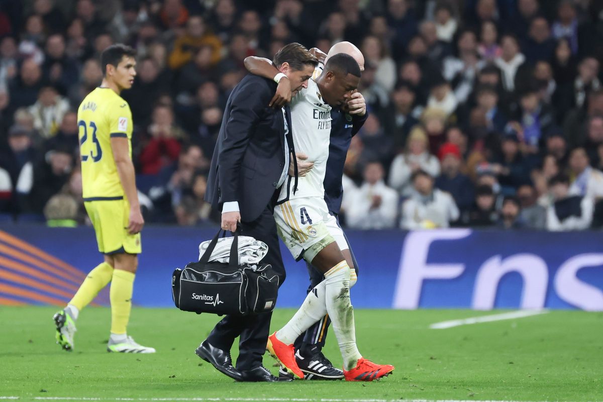 epa11035099 Real Madrid's defender David Alaba (C) leaves the field after suffering an injury during the Spanish LaLiga soccer match between Real Madrid and Villarreal CF, in Madrid, Spain, 17 December 2023.  EPA/Kiko Huesca