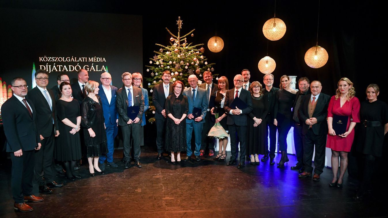 A díjazottak és díjátadók a Duna Médiaszolgáltató Nonprofit Zrt. által alapított szakmai díjak átadásán a Thália Télikertben 2023. december 8-án.