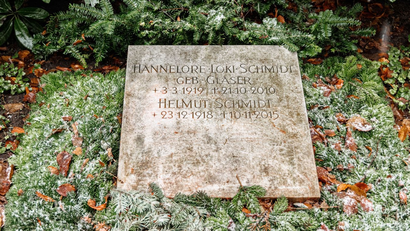 View of the grave of Helmut and Hannelore Schmidt at the cemetery in Hamburg-Ohlsdorf.