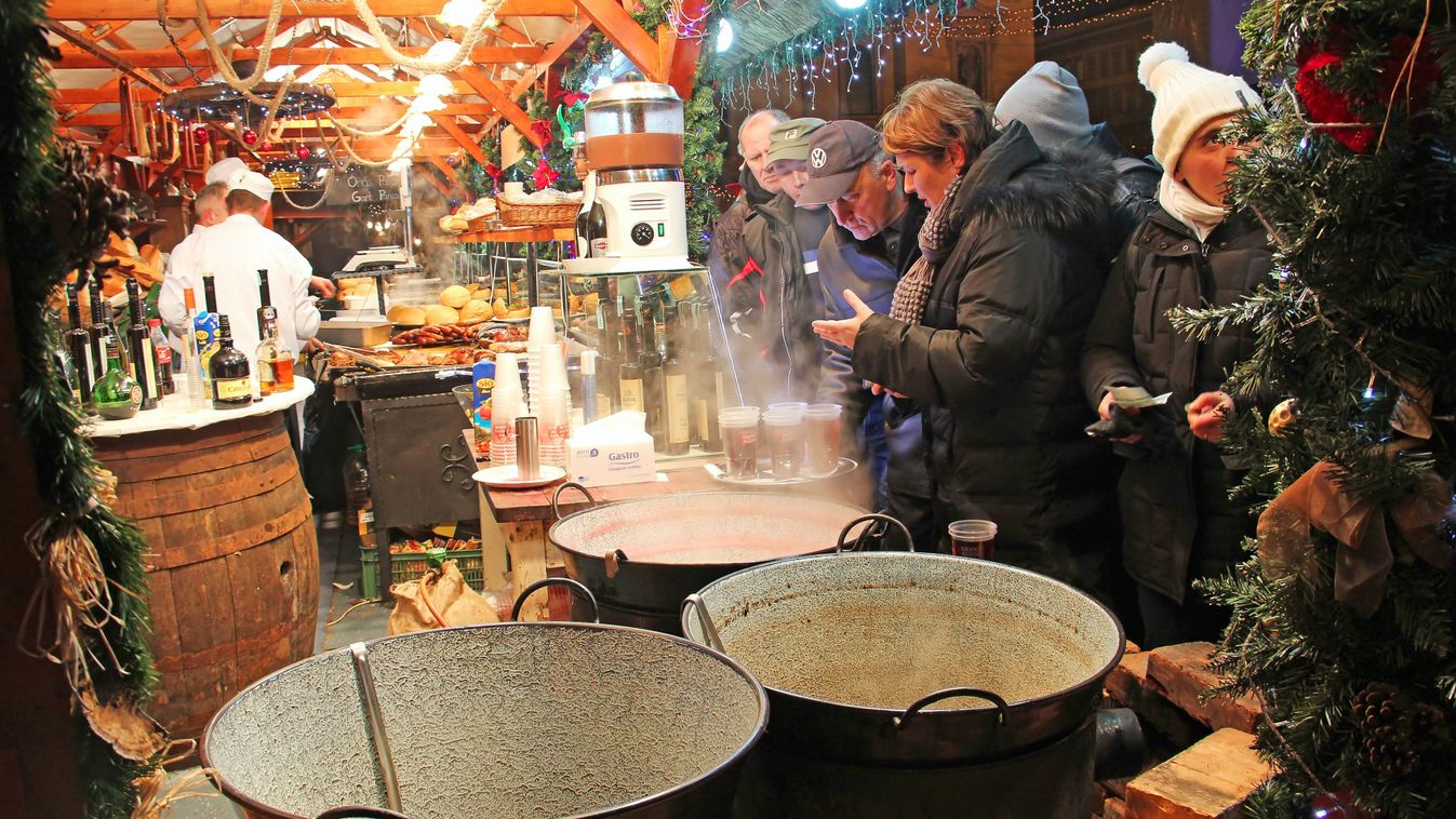 Budapest,,Hungary,-,December,31,,2012:,People,Buy,Mulled,Wine