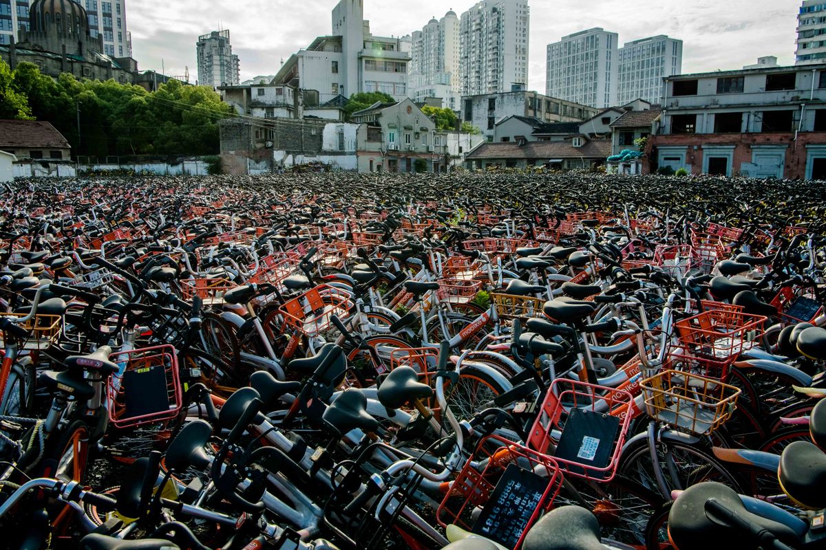 Stunning photos show graveyard for abandoned shared bikes in Shanghai
bicikli temető