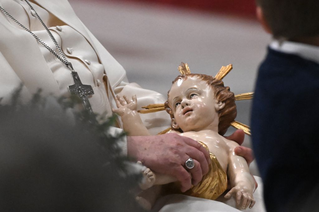 Vatikán, Ferenc pápa kezében a kis Jézussal