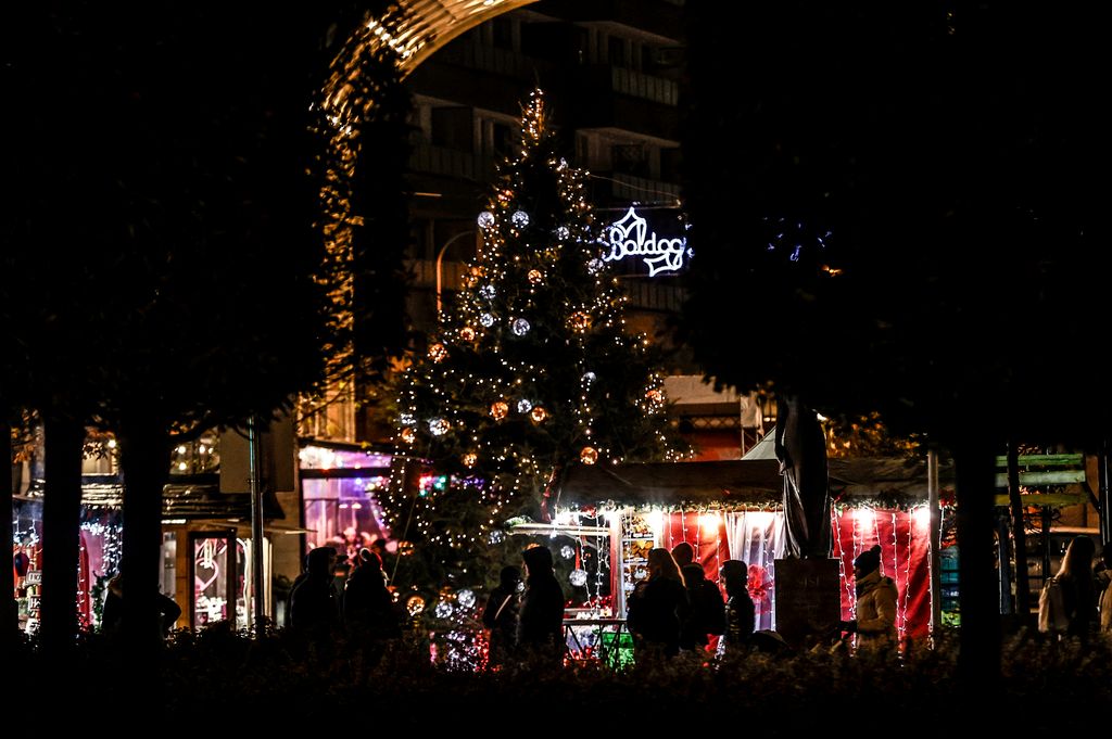 Karácsonyi kivilágítás életképek Karácsony Budapest