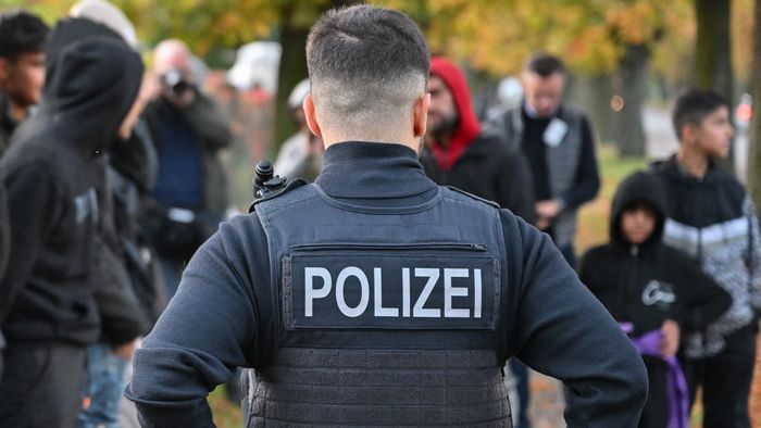 Tömegverekedés a migránsok között – a rendőrfőnök szerint ez teljesen normális + videó
