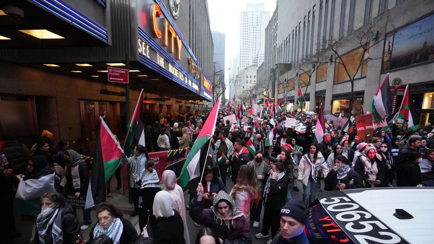 Manifestantes pro palestinos que se enfrentaron con la policía exigieron que se cancelara la Navidad + vídeo