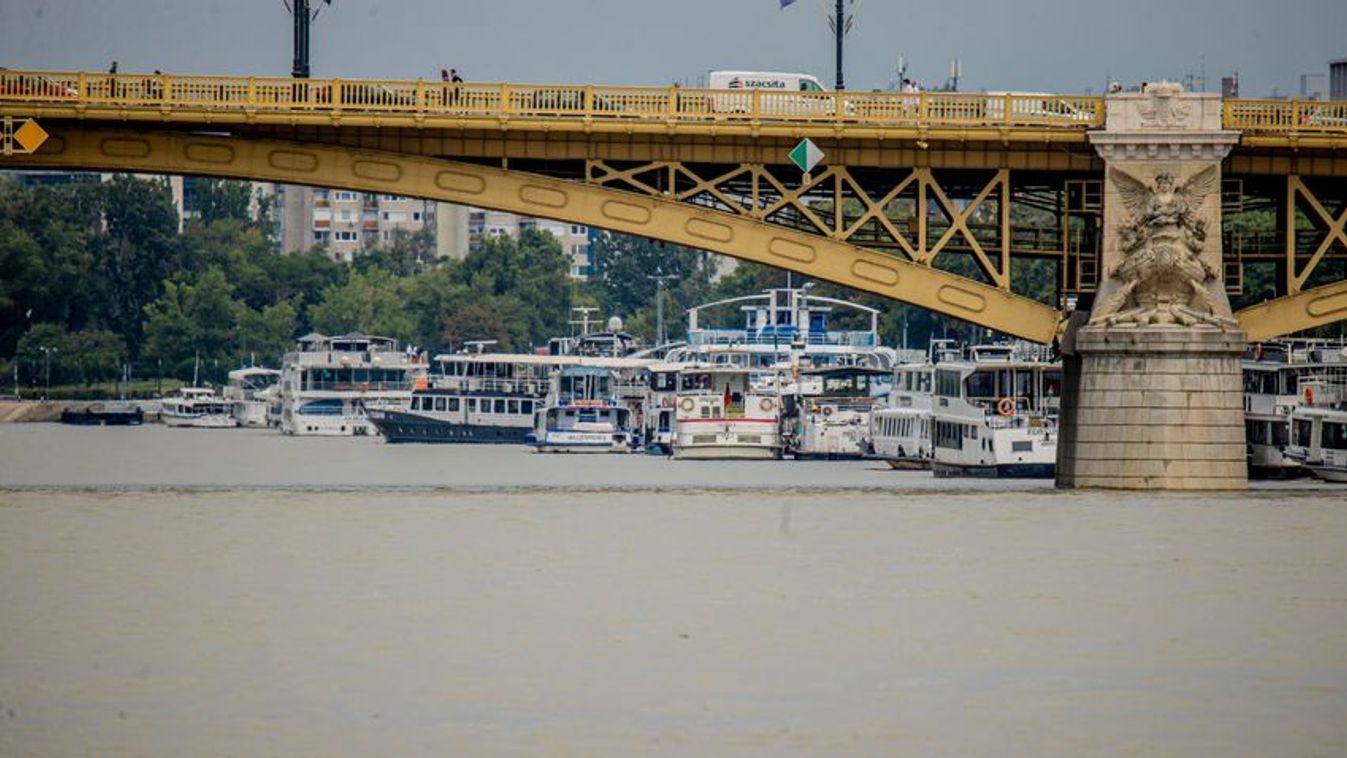 A Margit hídnak ütközött egy ukrán teherhajó