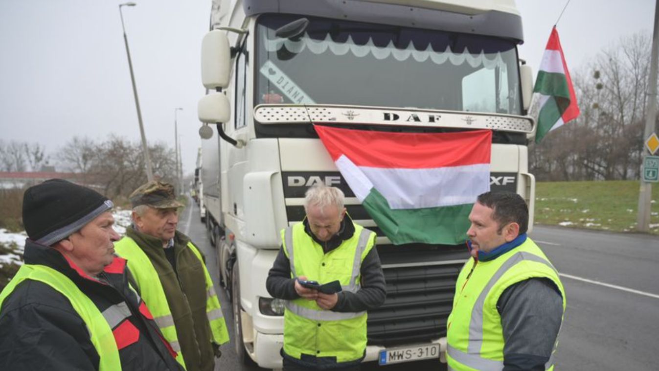 Az ukrán kamionok miatt demonstrálnak a hazai fuvarozók Záhonynál + videók és fotók
