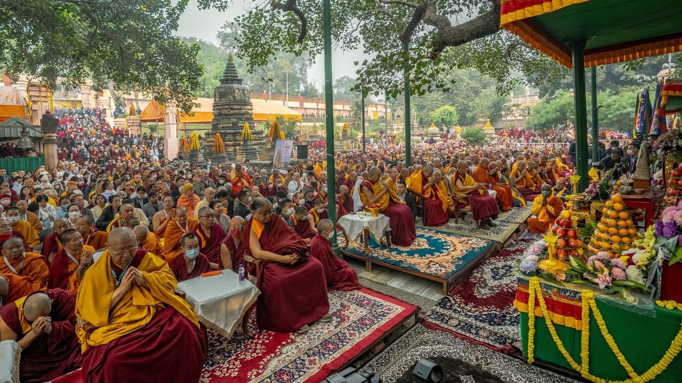 A dalai láma részt vesz egy világbéke imán a bódhi fa alatt a Mahabodhi templomban, Buddha megvilágosodásának helyszínén, Bodhgaya-ban, Biharban, Indiában, 2023. december 23-án. Fotó: Tenzin Choejor