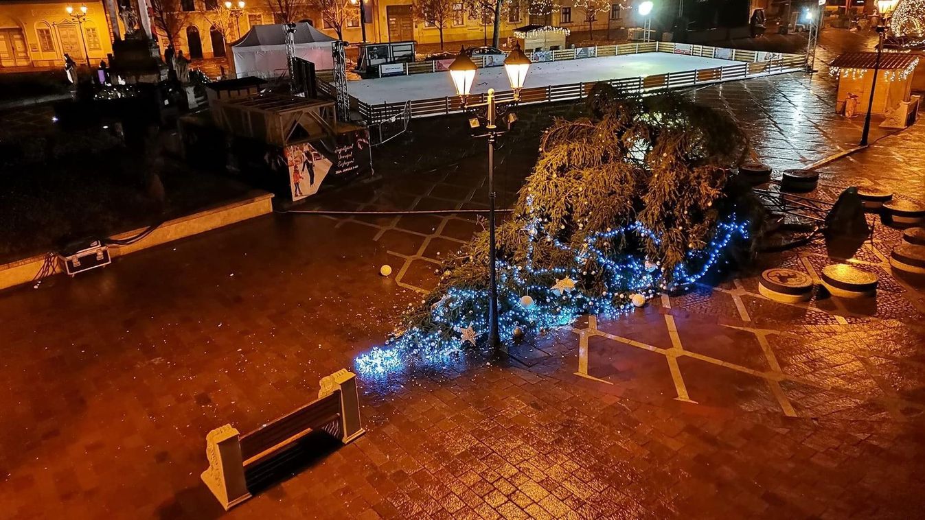 Több városban is köztéri karácsonyfákat döntött ki a szél + képek