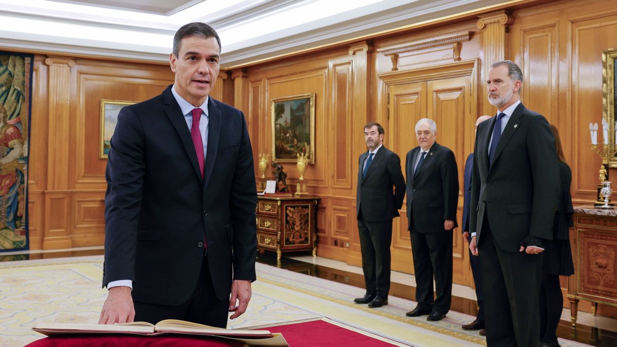 Fellógatták és agyonverték a spanyolok a miniszterelnöküket ábrázoló babát + videó
