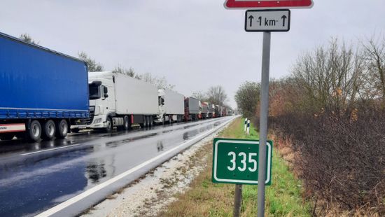 Olyan sok kamion tart Ukrajnába, hogy el kell terelni a forgalmat + fotók