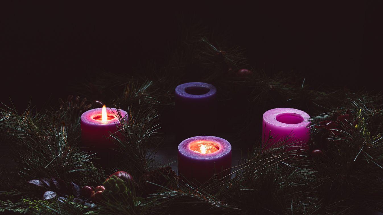 Advent,Wreath,With,Two,Candles,Lit,For,The,Second,Week