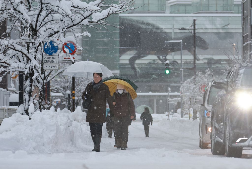 Heavy snow on the Japan Sea side