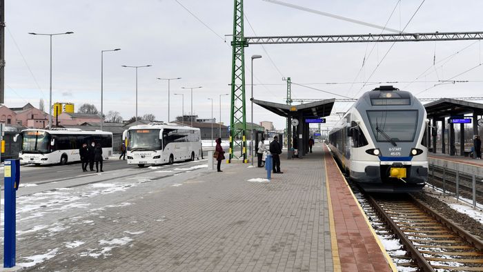 Vasárnaptól új menetrend szerint járnak a vonatok és a buszok
