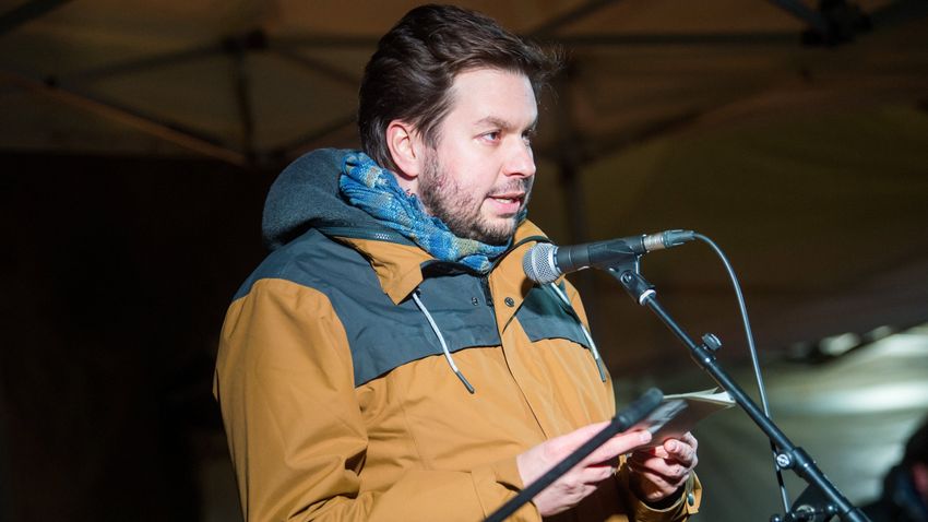 Negyvenrendbeli csalással is vádolják az Amnesty International Magyarország igazgatójának testvérét