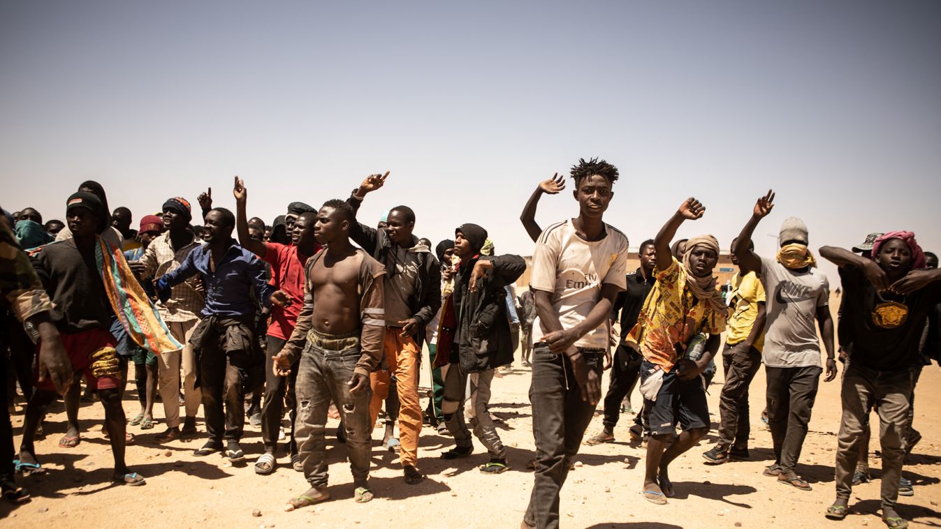 A crowd of migrants gather in Assamaka, Niger