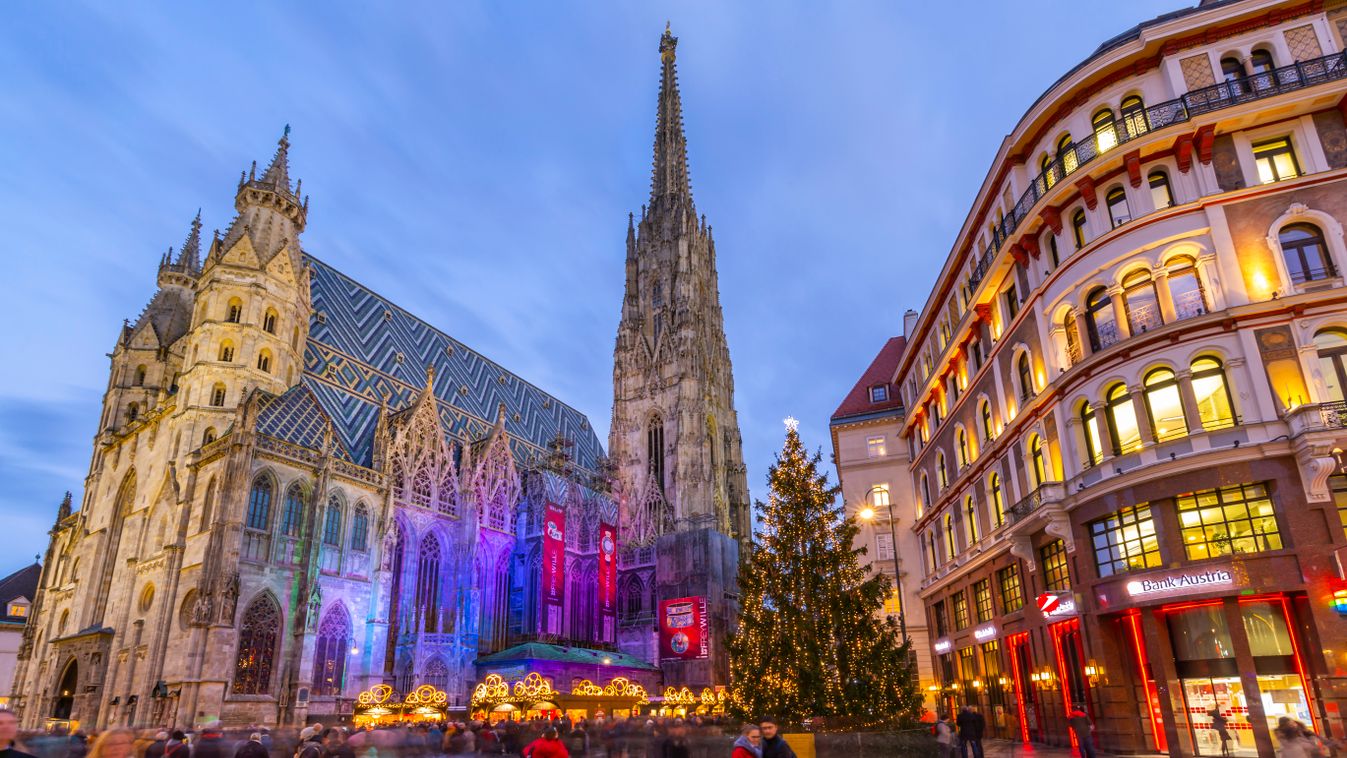 View of St. Stephen's Cathedral, shops and Christmas tree on Stephanplatz at dusk, Vienna, Austria
Bécs