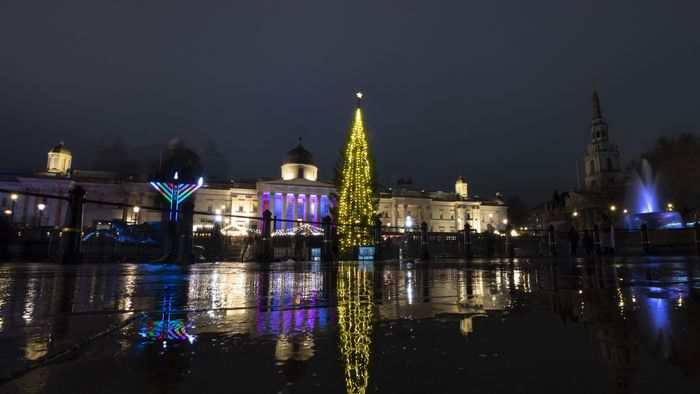 Christmas tree illuminated with a ceremony in London