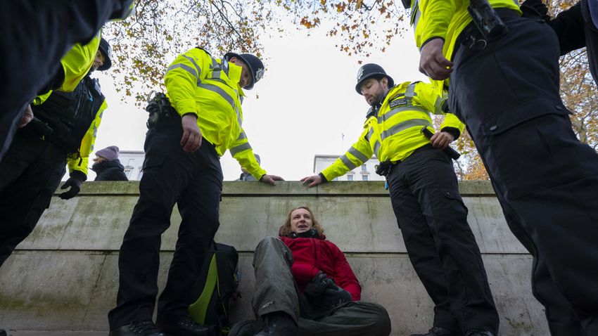 Letartóztattak két klímaaktivistát Londonban