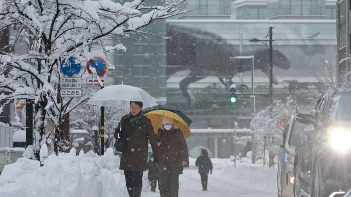 Heavy snow on the Japan Sea side