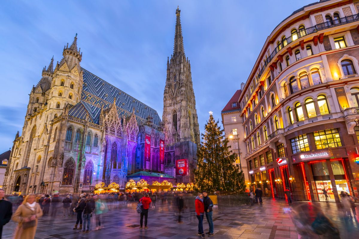 View of St. Stephen's Cathedral, shops and Christmas tree on Stephanplatz at dusk, Vienna, Austria
Bécs