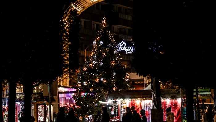 Karácsonyi kivilágítás életképek Karácsony Budapest