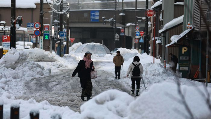 Heavy snow on the Japan Sea side